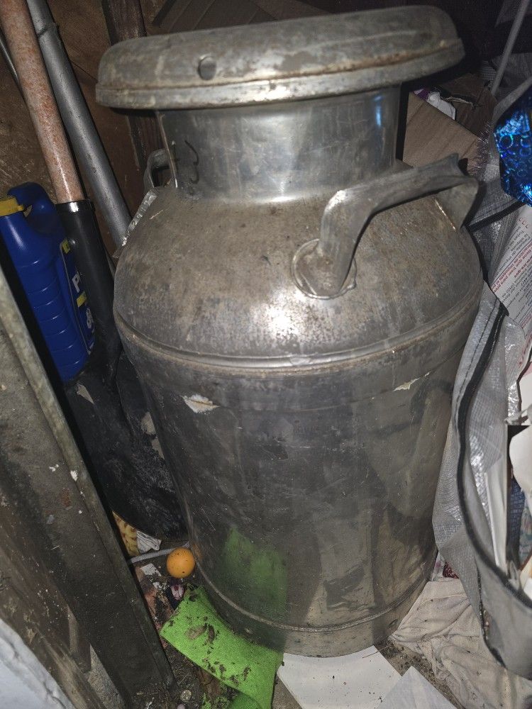 RARE VINTAGE 1947 CREAM CITY ARMOUR DAIRY METAL 10 GALLON MILK CAN