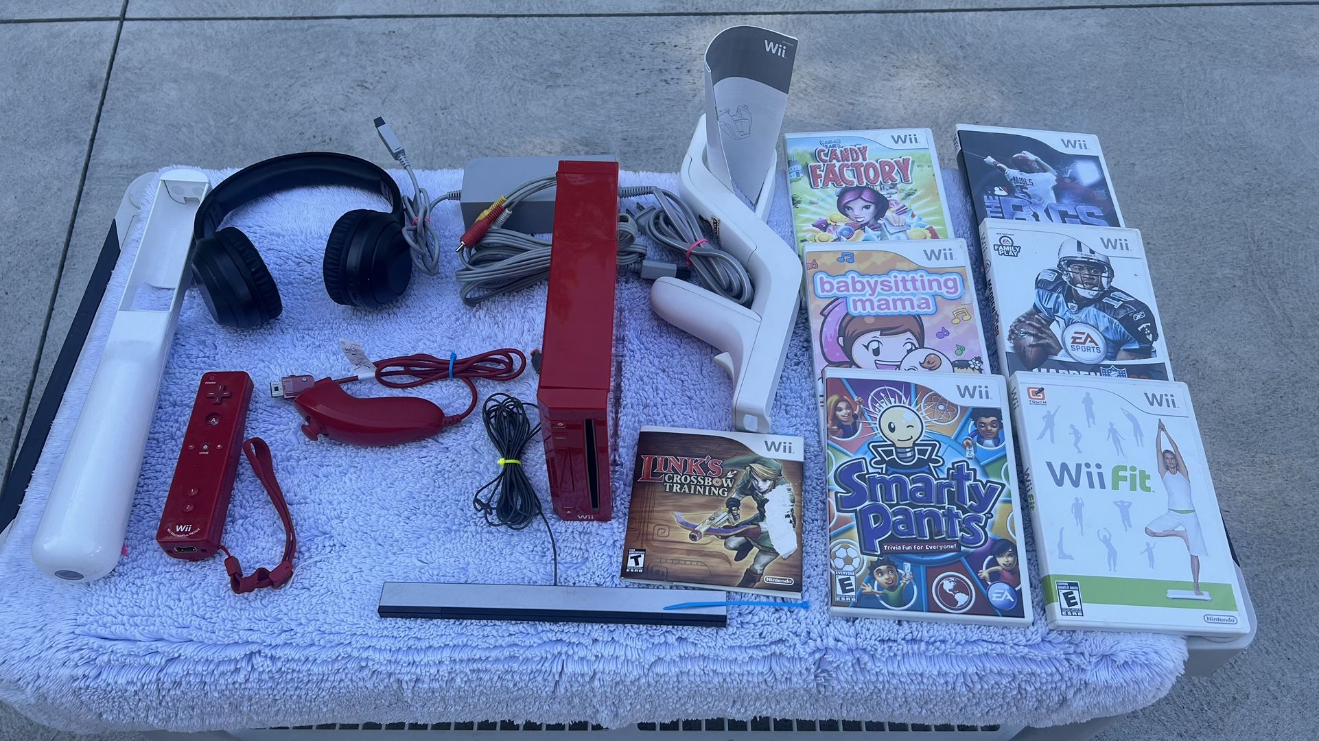 WII With Controllers And Games