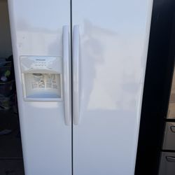Refrigerador En Buenas Condiciones El Precio Es Bueno $250 Y Usted Lo Recoge 