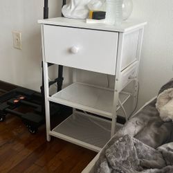 60$ SET OF 2 WHITE NIGHT STAND TABLES. LIKE NEW! 