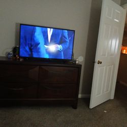 45 Insignia Brought  Brand New Last Month For 350 Plus A 65 Dollar Onn Box With Remotes 