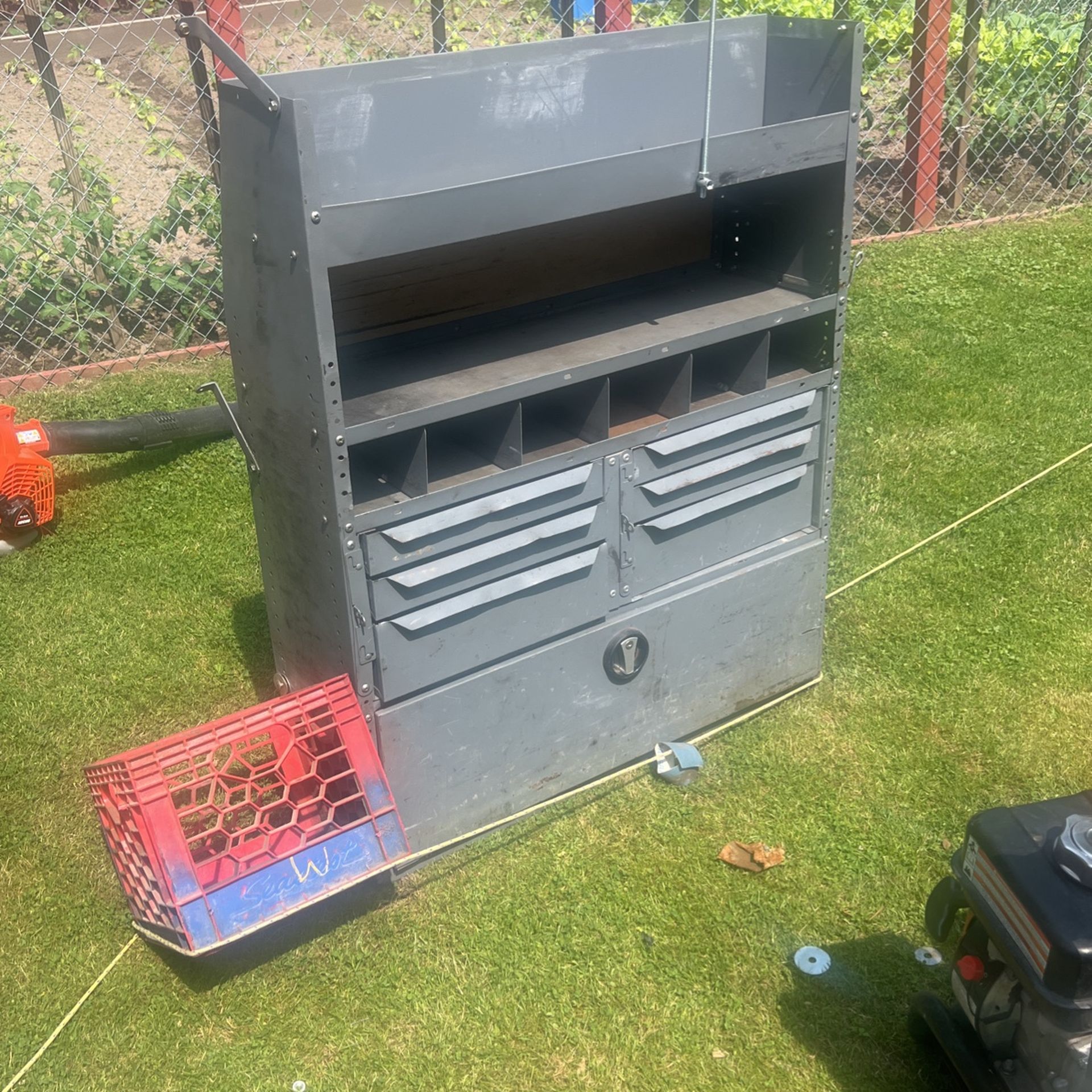 Cargo van Shelves