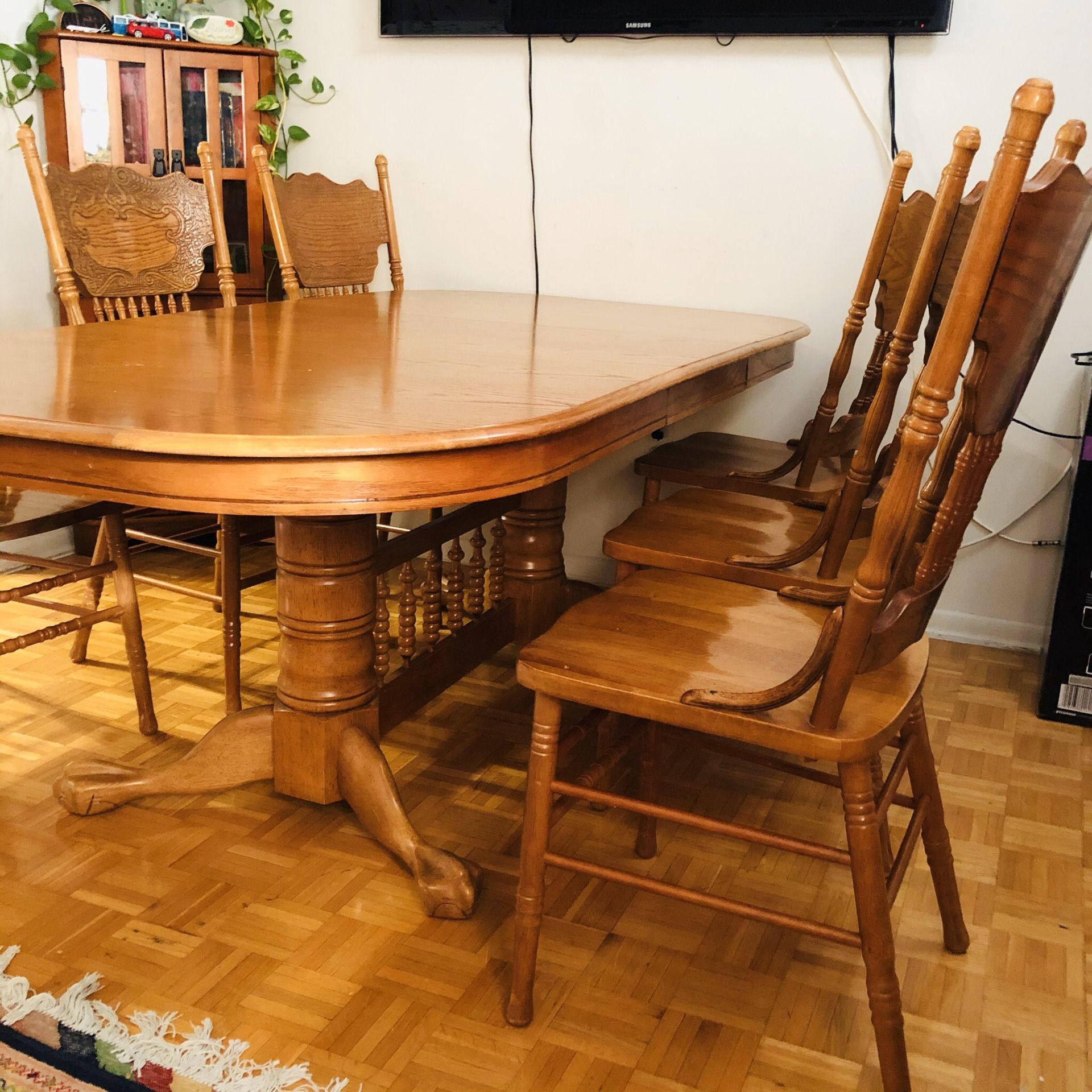 Classic Dining Table (Adjustable) plus 6 Chairs