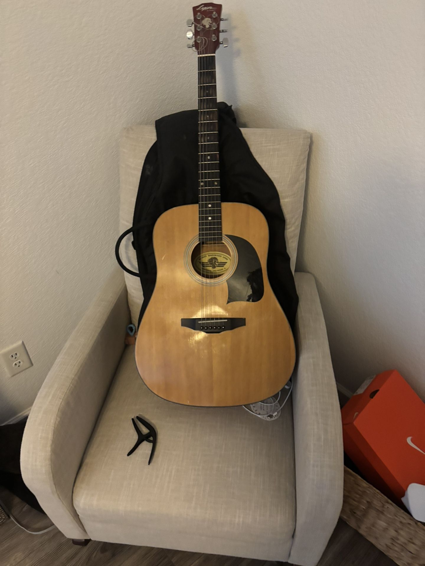 Acoustic Guitar 