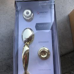 Kwikset Dakota Polished Brass Single Cylinder Door Handleset with Tylo Door Knob Featuring SmartKey Security