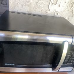 Danby Designer Microwave with Digital Controls & Turntable