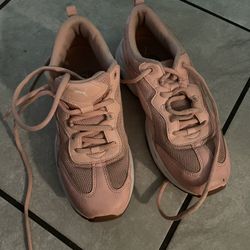 Tennis Pumas Size 8.5