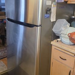 24 cu. ft. 33 Inch Wide Top Freezer Refrigerator - Stainless Steel
LRTLS2403Sno