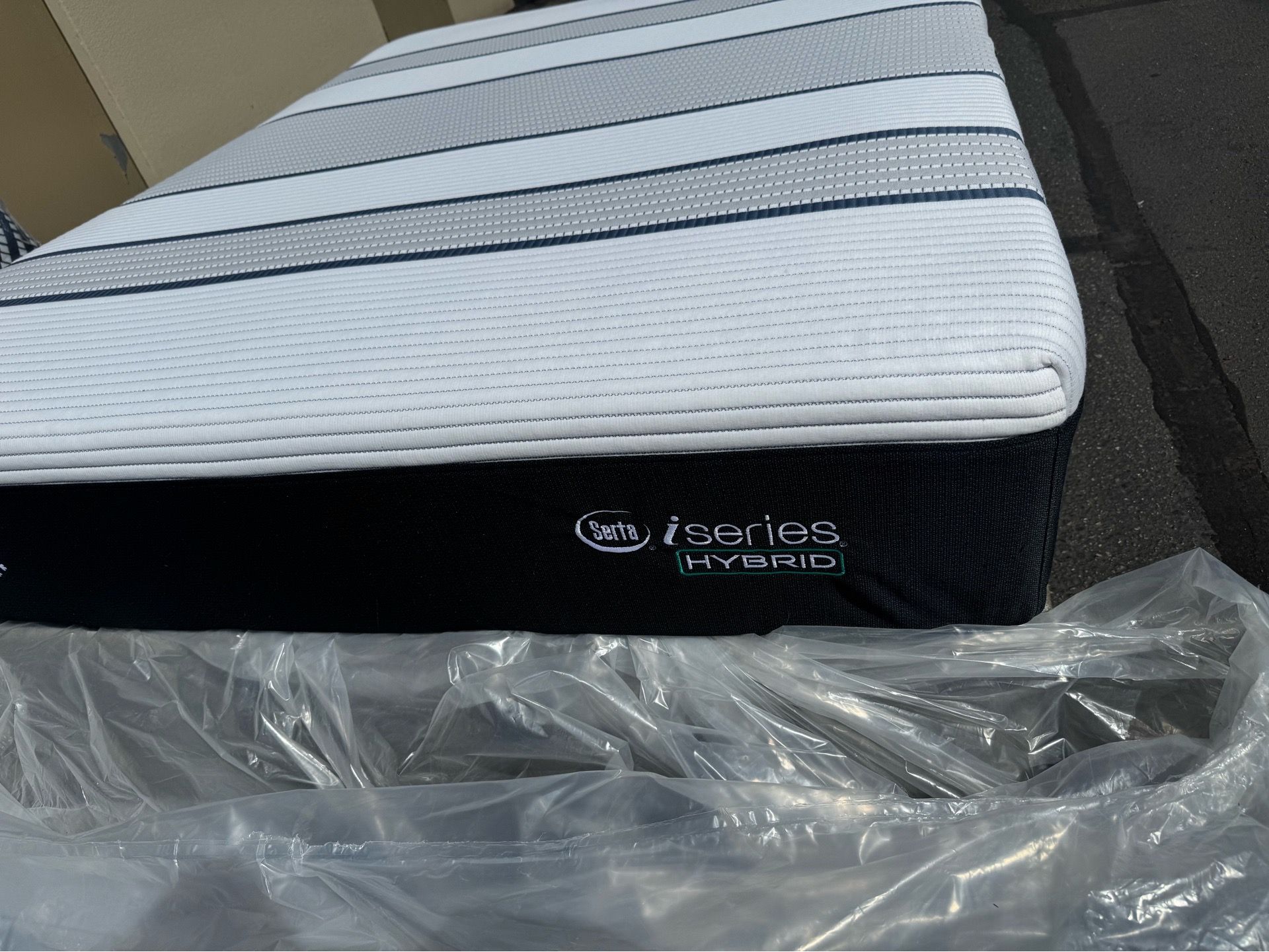 Queen mattress Serta i-series (hybrid firm)