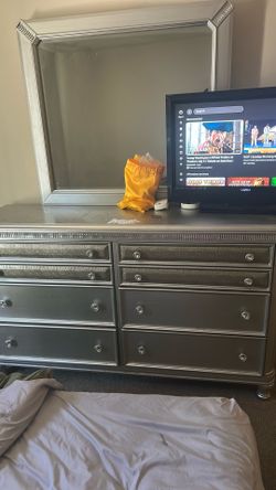 Dresser W/mirror