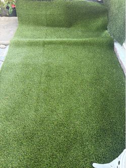 Pasto artificial mide 15 x 5 nuebo.