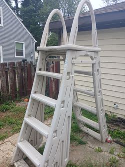 Pool ladder