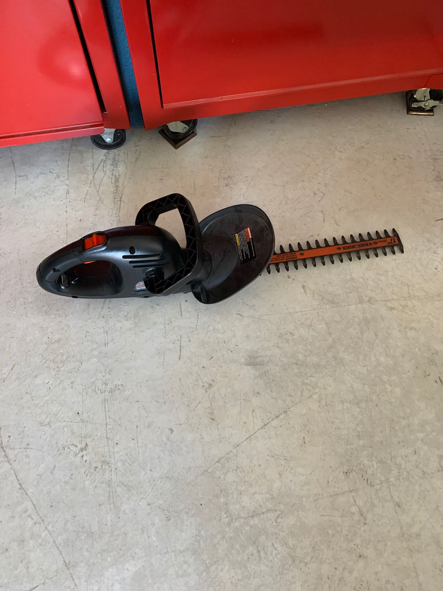 Black and Decker corded 17” hedge trimmer