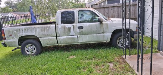 White, 2002 Chevrolet extended cab pickup