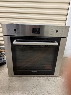 Bosch 500 Series 24" Built-In Single Electric Convection Wall Oven (model HBE5453UC).