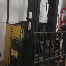 FORKLIFT YALE NR035AB for Sale in Miami, Florida.