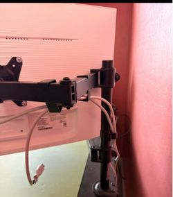 Adjustable dual-arm desk mount