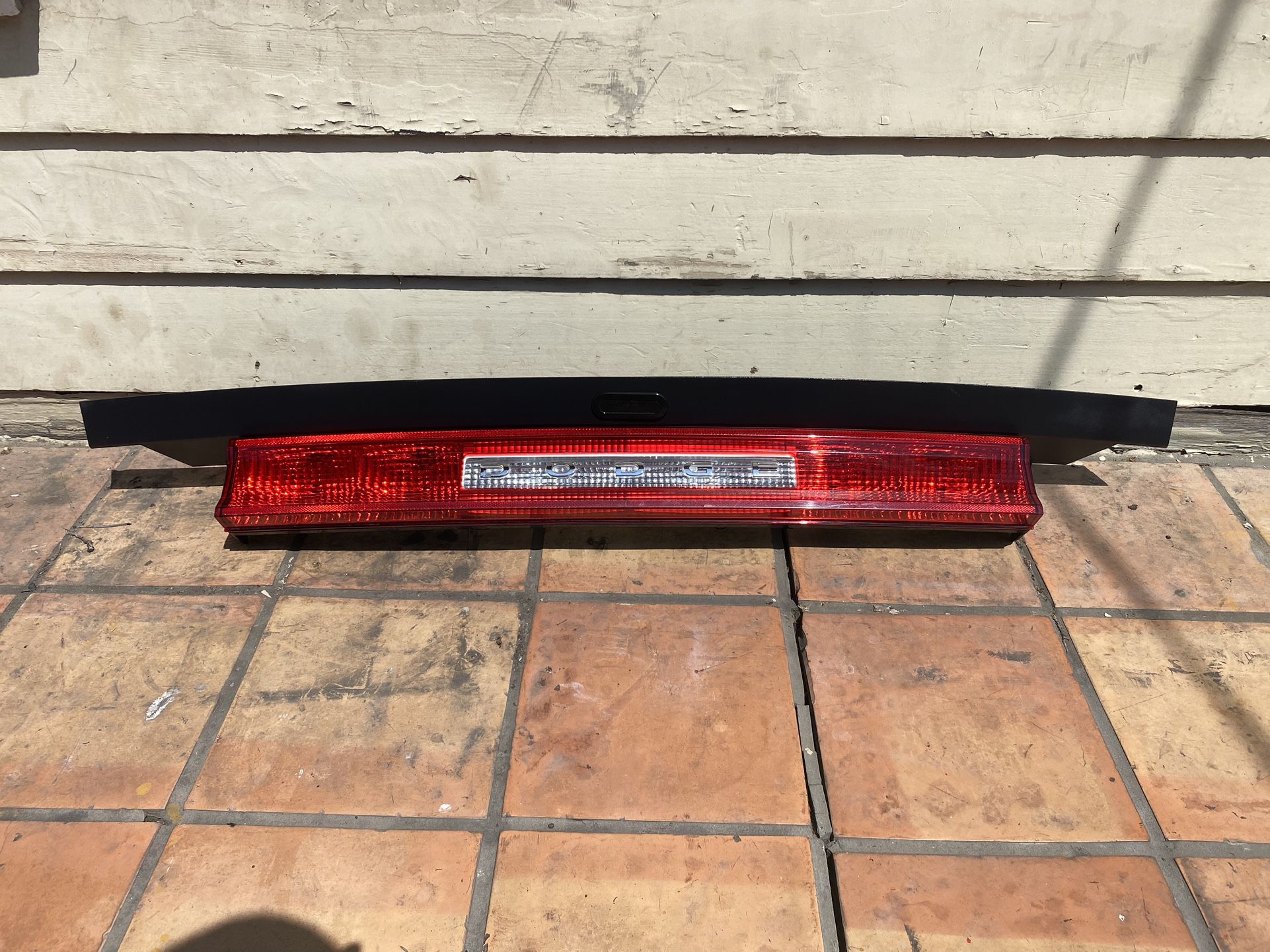 2008-2014 DODGE CHALLENGER CENTER TAIL LIGHT LAMP ASSEMBLY READ