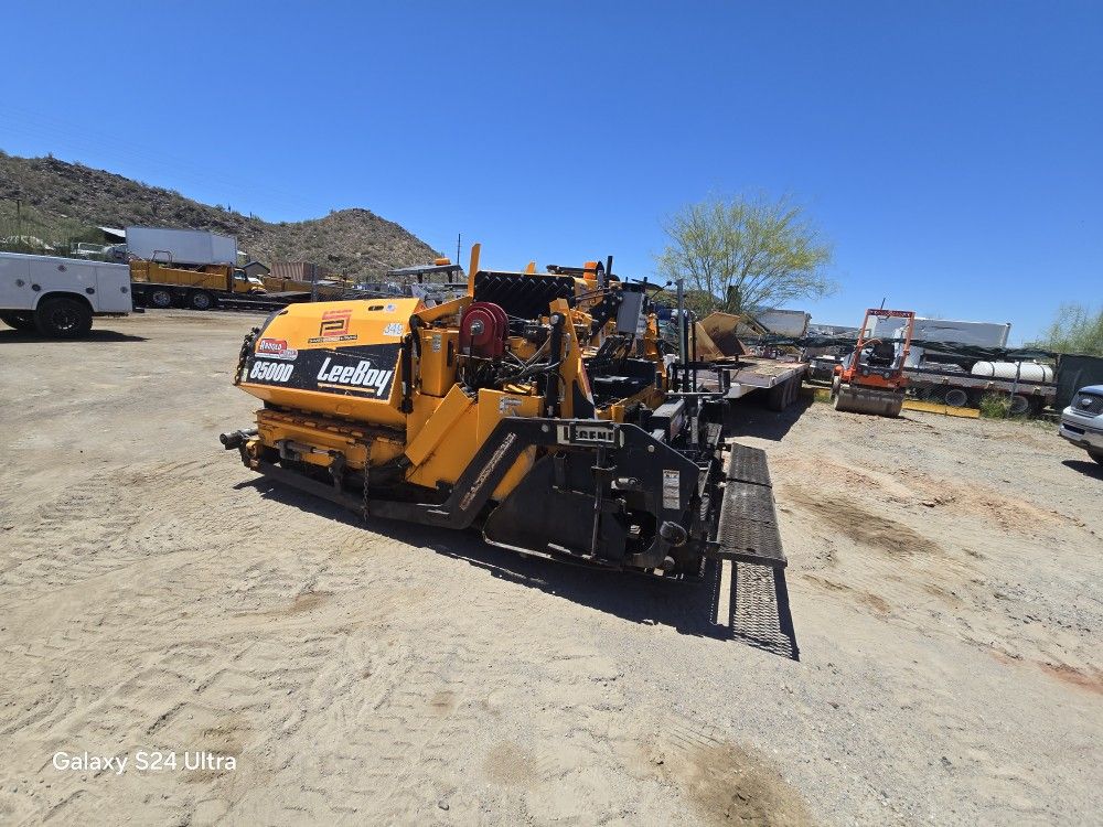 2022 leeboy 8500 asphalt paver