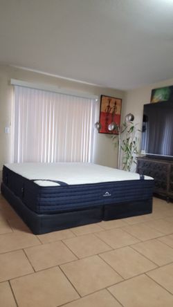 VERY NICE LIKE NEW DREAMCLOUD MATTRESS AND BOXSPRINGS FOR SALE! IN GREAT CONDITION, FREE DELIVERY