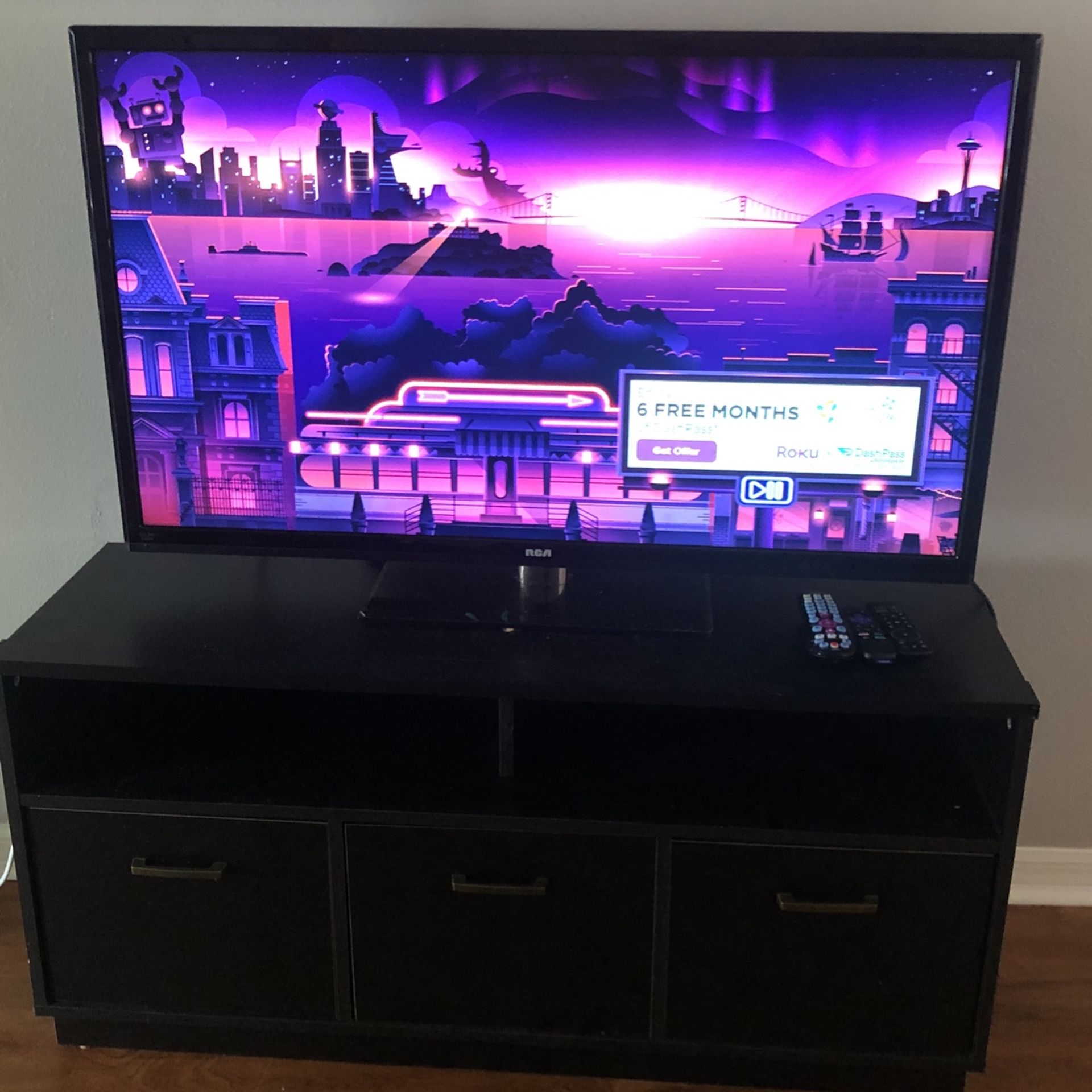 Tv / ROKU With Stand