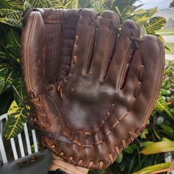  VINTAGE REACH CO M88 ALL LEATHER BASEBALL/SOFTBALL GLOVE IN USED CONDITION 13 INCH 