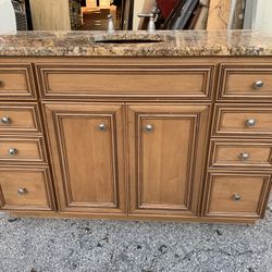 Beautiful solid wood excellent condition bathroom cabinet