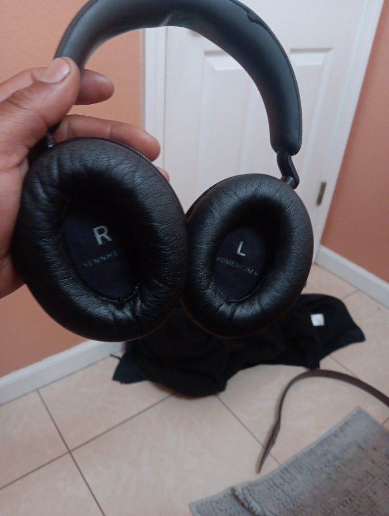 SENNHEISER MOMENTUM 4 BLUETOOTH EARPHONES
