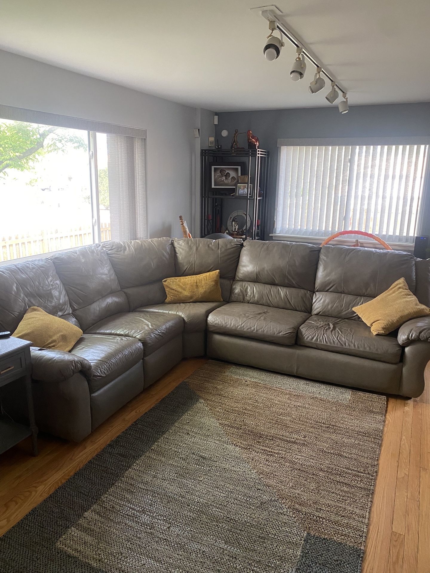 Comfortable Sectional Sofa with 2 Recliners & Pull-Out Bed – PICK UP ONLY