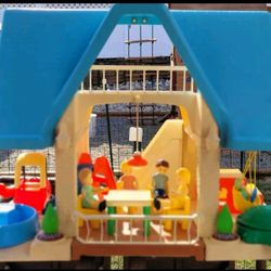 LITTLE TIKES DOLLHOUSE AND ACCESSORIES 