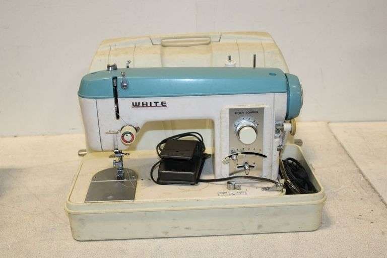QqWhite Sewing Machine. Model# 925. Serial# 2282. With Carrying Case