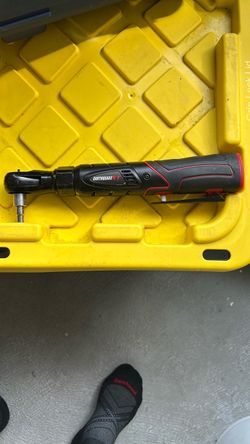 Milwaukee earthquake ratchet with battery and charger