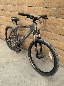 SPECIALIZED HARDROCK SPORT MOUNTAIN BIKE W / MECHANICAL SHIMANO DISC BRAKES