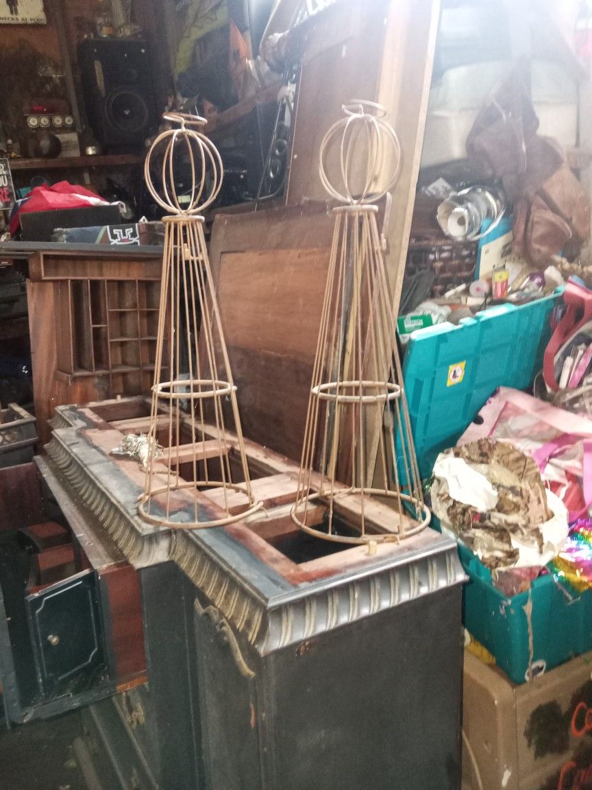 2 Vintage Ivy Topiary Trellis