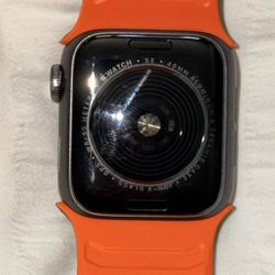 Apple Watch SE 40mm with free band and charger