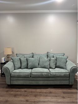Oversized like-new teal couch