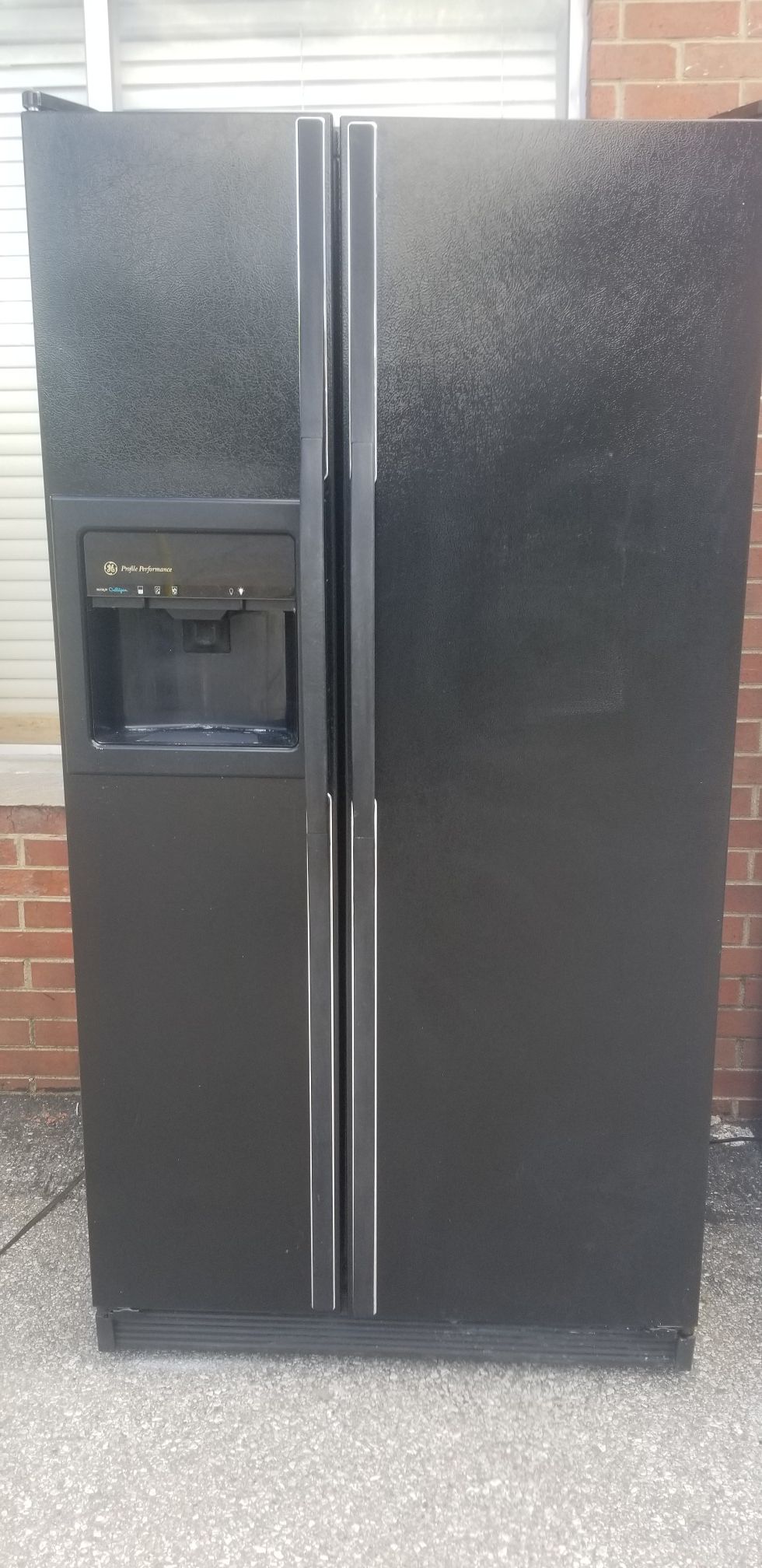 GE Refrigerator ice maker Doesn't work