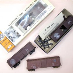 HO Scale Southern Pacific Railroad Boxcars Lot of 4