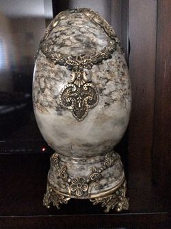 Elegante huevo decorativo