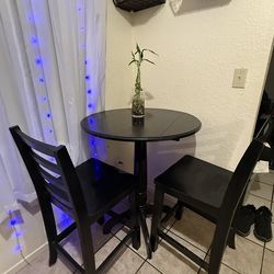Table / 2 Chairs