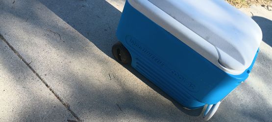 Igloo Ice Chest Cooler With Wheels