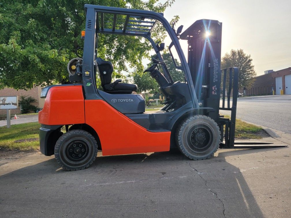 Toyota 8FGU25 5K Pneumatic Forklift - dual fuel - Gasoline or Propane