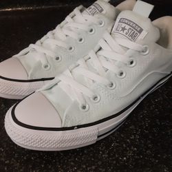 Converse womens 8 Like new 