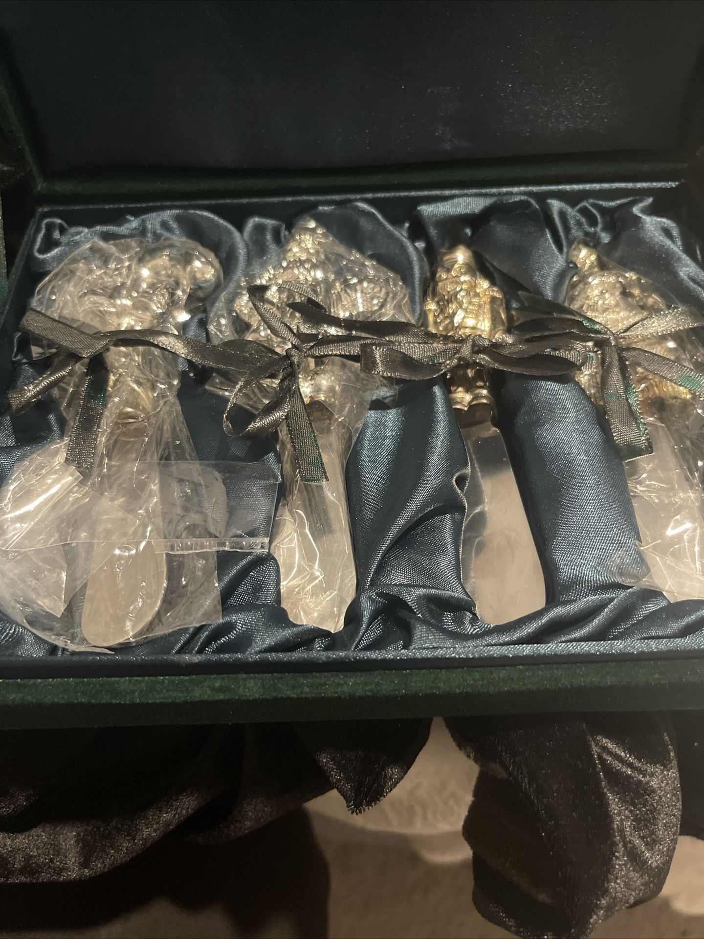 NWOT 4 Silverplate Cheese Spreaders In Dark Green Velveteen Box
