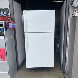 Hotpoint GE White Top Mount Top Freezer Refrigerator. 33wide 67tall 31depth