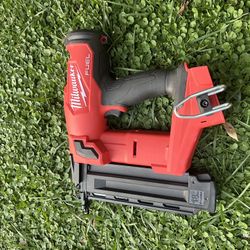 Milwaukee M18 Fuel Brad Nailer