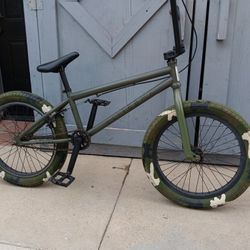 BMX.        ELITE.        20"tires 