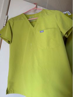 Women figs scrub set neon yellow?