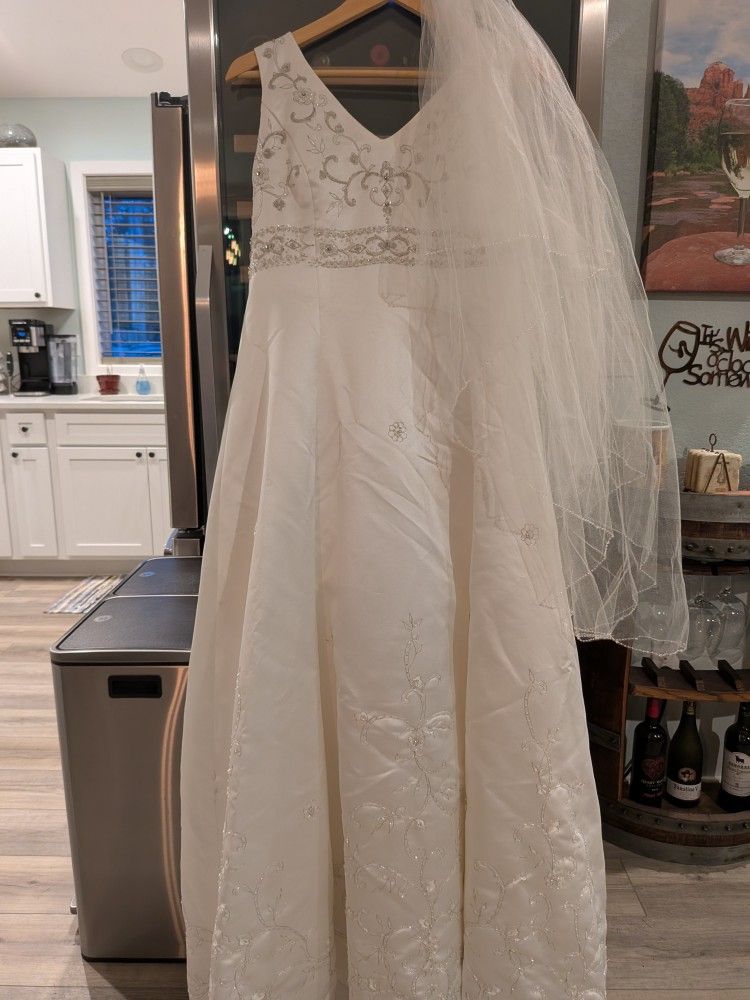 Wedding Dress/Vail. Size 16