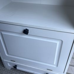 Roomfitters White Pet Feeding Station